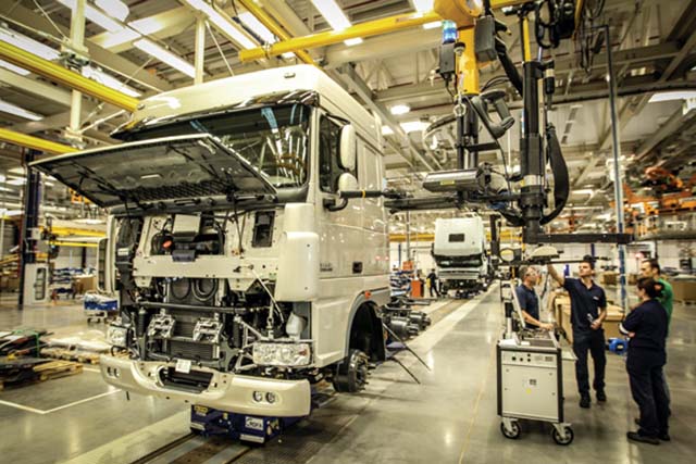 Com capacidade instalada para produzir até 10 mil caminhões por ano, a linha de montagem da empresa finaliza atualmente dois caminhões por dia