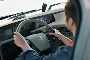 Pesquisa mostra que 38% dos carreteiros utilizam smartphone como ferramenta de trabalho volvo pesquisa