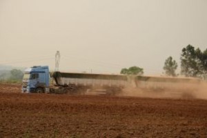 Mercedes destaca em feira eficiência de modelos pesados axor actros freio tambor