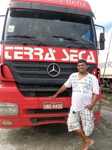 Almerindo Mendes de Souza não prepara sua refeição na estrada por falta de tempo, mas afirma que gostaria de comprar uma geladeira para instalar no caminhão