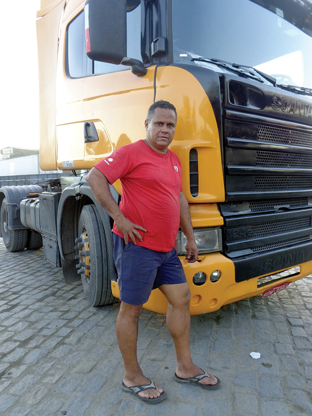 Apesar trabalhar com um modelo fabricado há mais de 15 anos, Luíz Carlos Teixeira está satisfeito e reclama da falta depontos de paradas nas rodovias