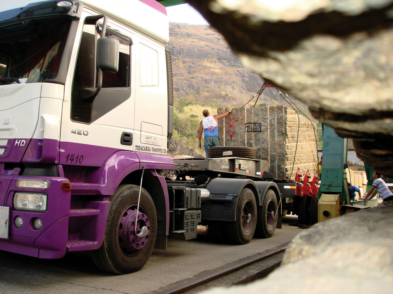 Carga de peso Estradas_Transporte-de-Blocos-19