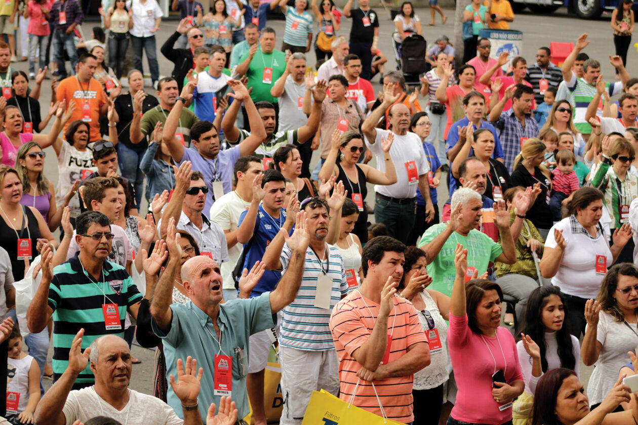 Momento religioso da Feira do Carreteiro, a missa com bênção das chaves, rezada no palco central, reuniu centenas de fieis