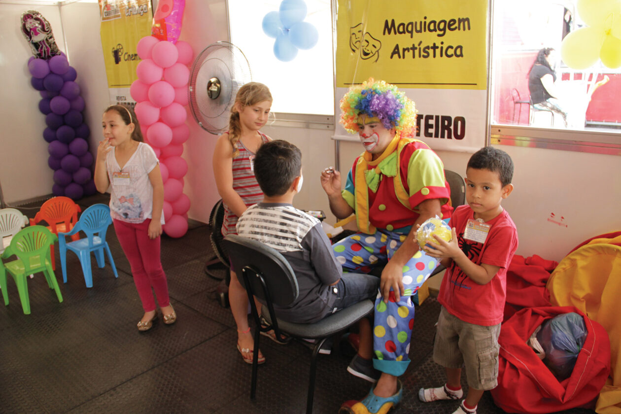 O Salão da Criança promoveu  brincadeiras, pinturas e diversas atividades preparadas para atender os filhos dos motoristas que visitaram a Feira