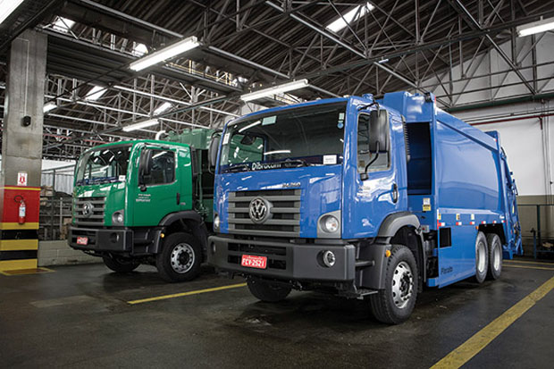 Os modelos Constellation 17.260 4X2 e 24.260 6X2 para coleta de lixo são equipados com transmissão mecânica e automática, respectivamente