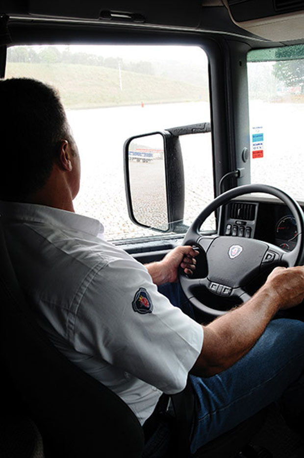 Programa de treinamento de motoristas da Scania auxilia na condução ideal do veículo e ajuda o transportador a obter resultados satisfatórios