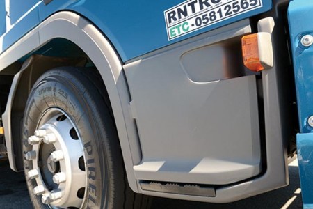 Protetor de degraus, considerado um item de segurança no caminhão, é de série no modelo da Mercedes-Benz