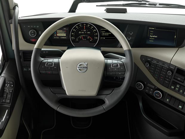 Moderno e eficiente Regulagem pneumática facilita o acionamento do volante e permite posicionamento refinado e mais adequado do volante à condução, assim como o banco do motorista