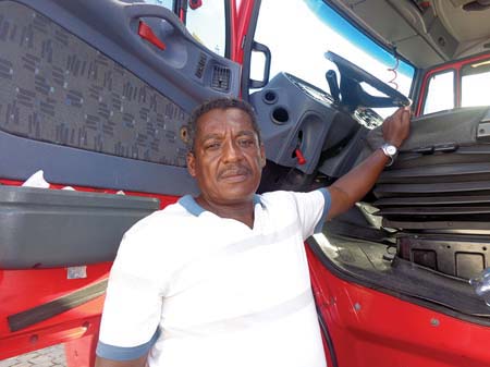 Para Manoel Bispo Oliveira, a geladeira é um item essencial no caminhão, principalmente para ele que está acostumado a preparar suas refeições durante as viagens