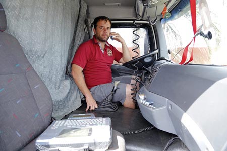 O autônomo Anselmo Pereira do Vale tem no caminhão o rádio PX, Nextel e smartphone para se comunicar com a empresa e também utiliza o aplicativo WhatsApp