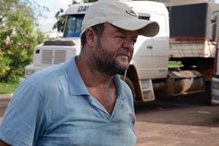 Frete baixo e infraestrutura precária José Bressan reclama da falta de pontos de parada. Diz que a opção é parar no acostamento e dormir ou seguir em frente com sono, cansado e estressado