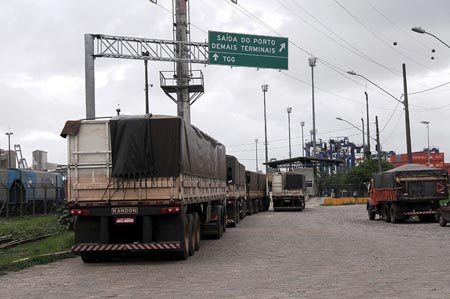 Escoamento da safra pelo Porto de Santos está mais tranquilo para o motorista de caminhão e não causou congestionamento como no ano passado