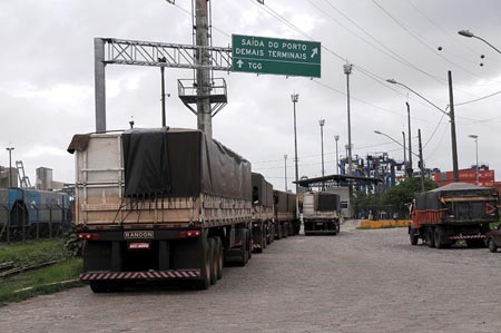 Lona de caminhão: 6 dicas de manutenção Escoamento da safra pelo Porto de Santos está mais tranquilo para o motorista de caminhão e não causou congestionamento como no ano passado