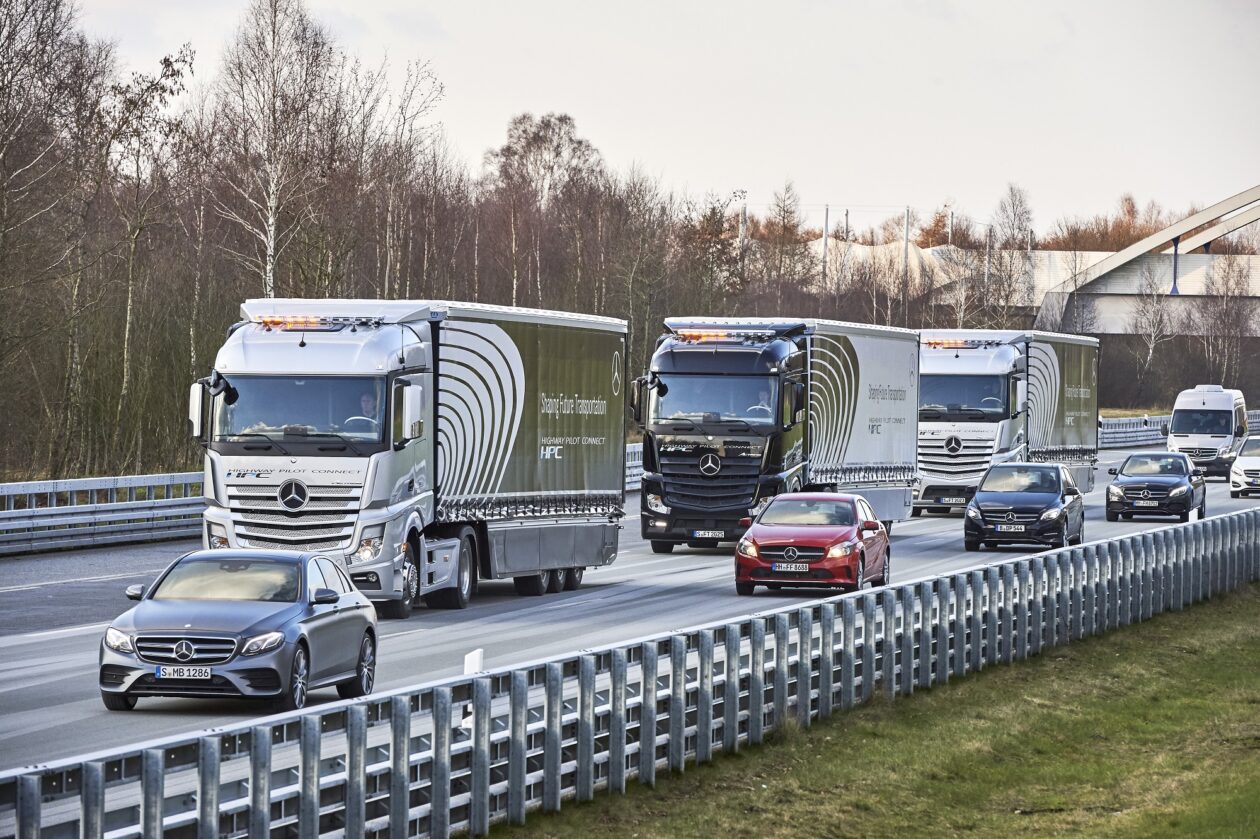 Conectados, os caminhões trafegam com distância controlada e com segurança 
