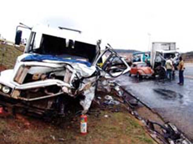 Acidente na BR-381 entre um carro de passeio e uma carreta, ocorrido em 2007, é um dos mais graves registros na rodovia que Liga Belo Horizonte a São Paulo