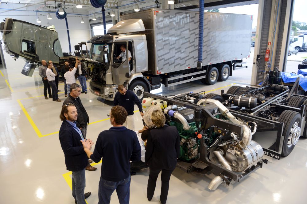 Volvo capacita equipe de pós-venda e mecânico da rede em centro de excelência CDC Volvo