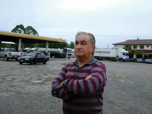 O agregado José Ananias Quevedo se desdobra para conseguir se revezar ao volante de seus dois caminhões no transporte de arroz