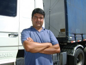 Márcio Adriano, que roda pelos países do Mercosul, diz que nestes tempos difíceis, antes de cada viagem revisa o caminhão e abastece a caixa-cozinha