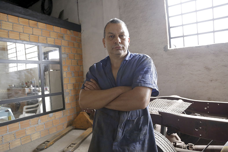 Crise econômica reduz movimento nas oficinas Adroaldo Gonçalves atende em sua oficina muitos caminhões que fazem a rota internacional e diz que não se lembra de ter enfrentado uma crise como essa