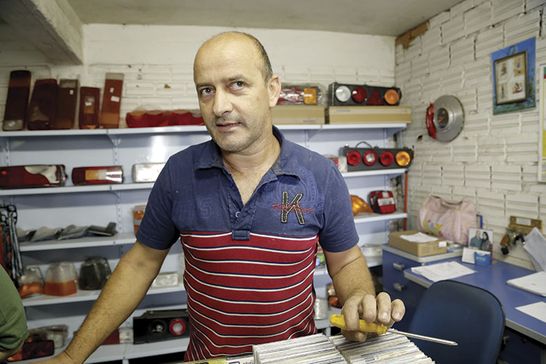 Crise econômica reduz movimento nas oficinas Para o eletricista de veículos, Elizeu Antonio dos Santos, o movimento começou a diminuir progressivamente a partir dos preparativos para a Copa do Mundo