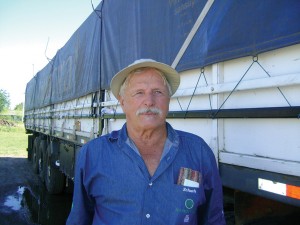 Aos 74 anos de idade, o autônomo Tabajara Schettert Spacsek pretende trocar de caminhão para aumentar sua capacidade de transporte de grãos