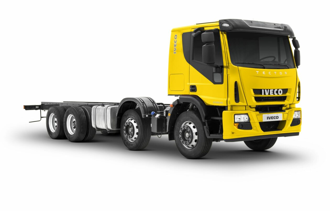 Iveco anuncia novidades “carregadas de potência” TECTOR_310E30_8X2 amarelo_04