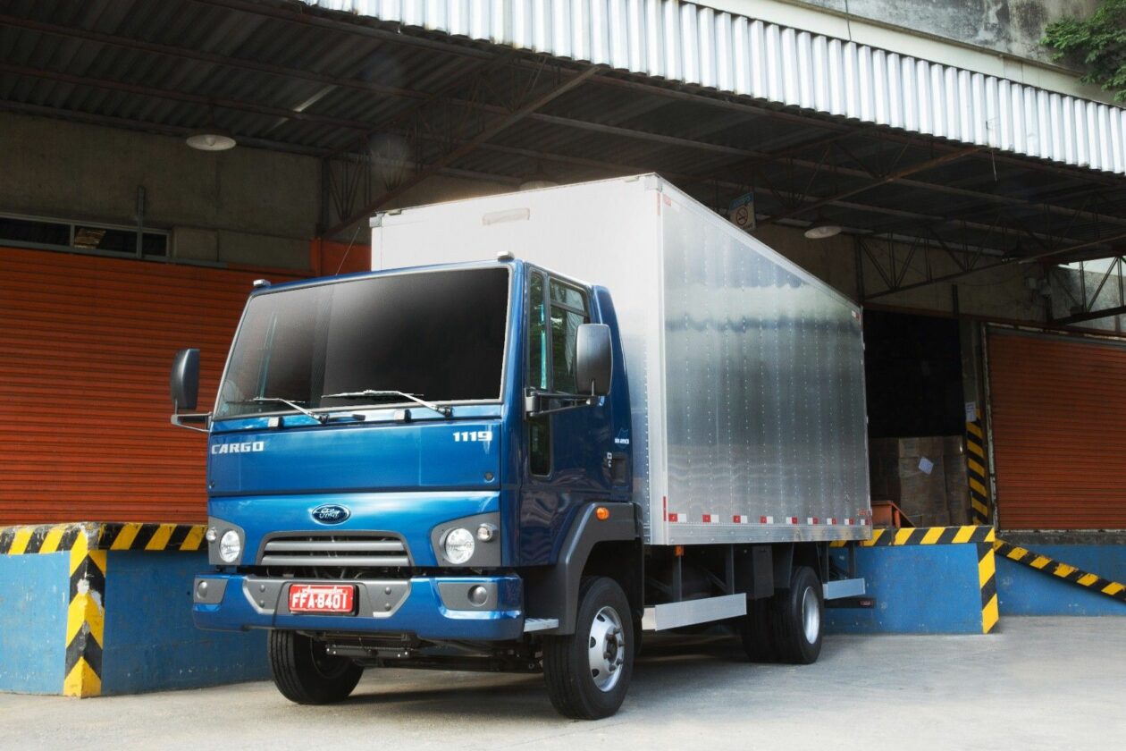 Ford volta a liderar segmentos de caminhões leves e semileves Cargo1119-2