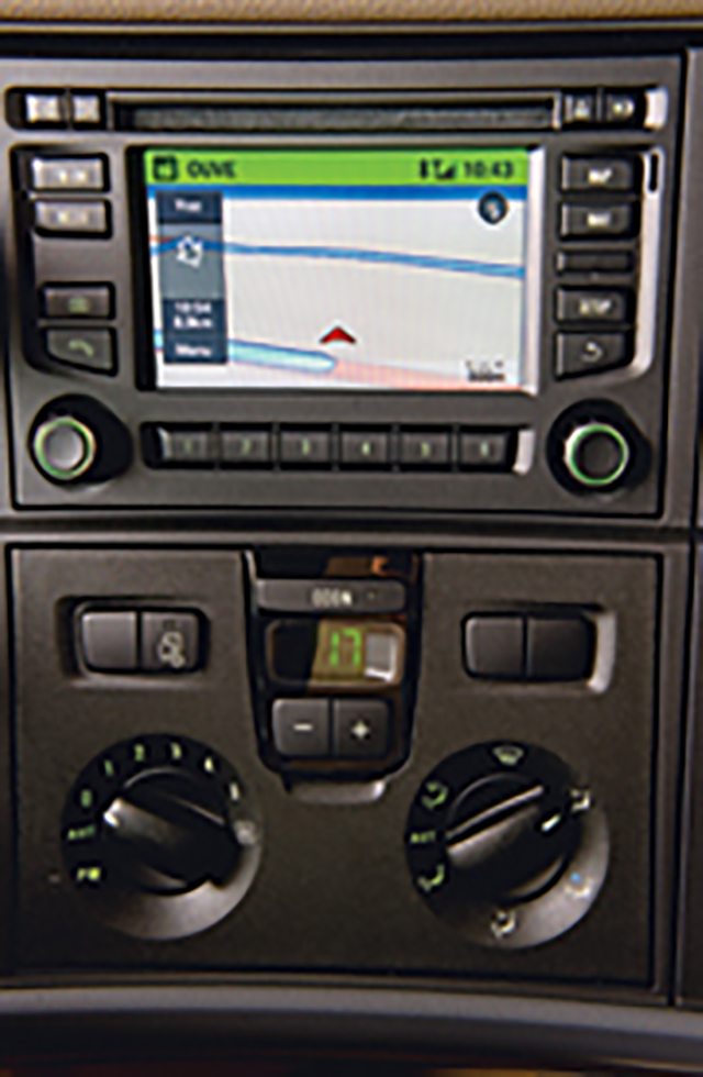 Computador de bordo, rádio com GPS, Bluetooth e USC e novas cores no revestimento do painel são novidades da linha Streamline