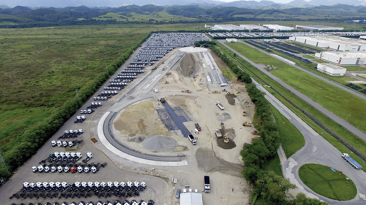 Construído dentro da fábrica da montadora, em Resende/RJ, o campo de provas da MAN é o maior do Grupo Volkswagen na América do Sul para veículos comerciais