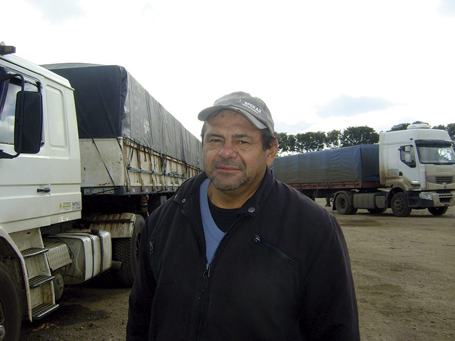 Por questão de economia, o autônomo Pedro Luiz Medeiros de Miranda fez uma “meia sola” no seu caminhão e disse que o barato acabou saindo bem mais caro