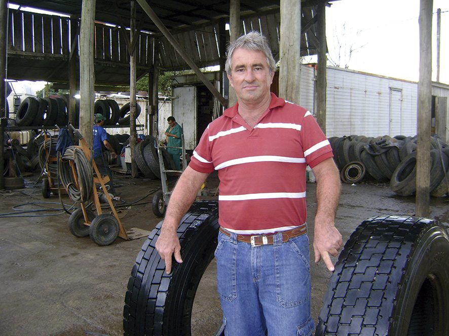 No começo da crise, a venda de pneus novos caiu e aumentou a de pneus recapados. O pessoal roda como dá, diz o dono de borracharia, Roque Vilanova