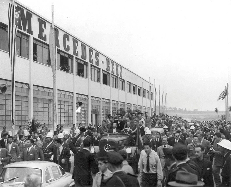 Inaugurada em 1956, a fábrica em São Bernardo do Campo/SP, é a maior de veículos comerciais da Mercedes-Benz fora da Alemanha