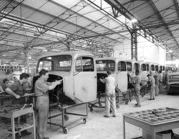 Linha de montagem do primeiro caminhão produzido pela Mercedes-Benz no Brasil, o L312, modelo que ficou conhecido como “Torpedo”