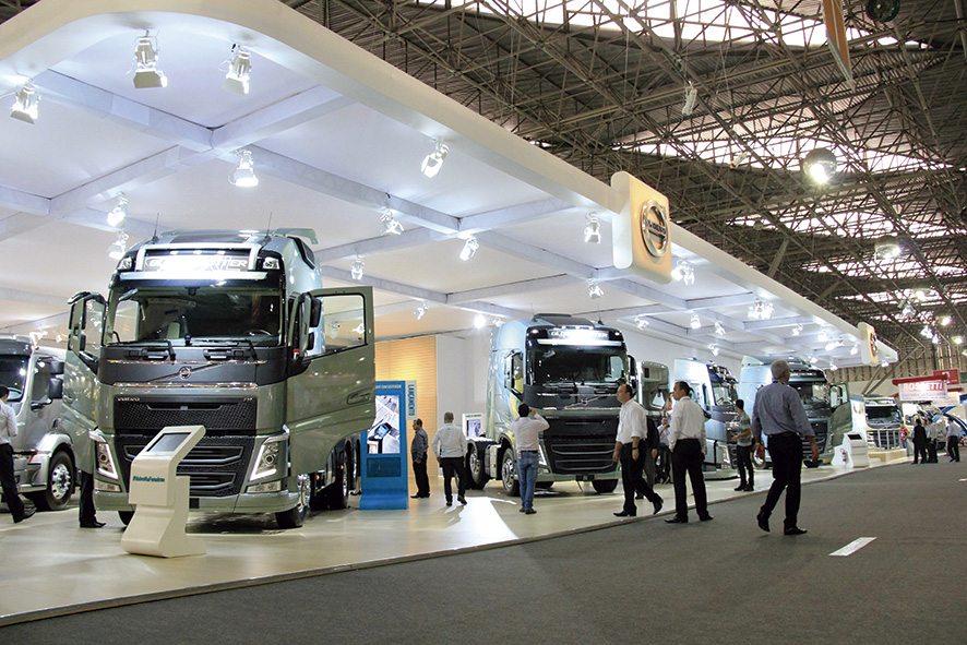 Caminhões expostos na Fenatran de 2015 com as mais recentes tecnologias de eletrônica embarcada e da conectividade