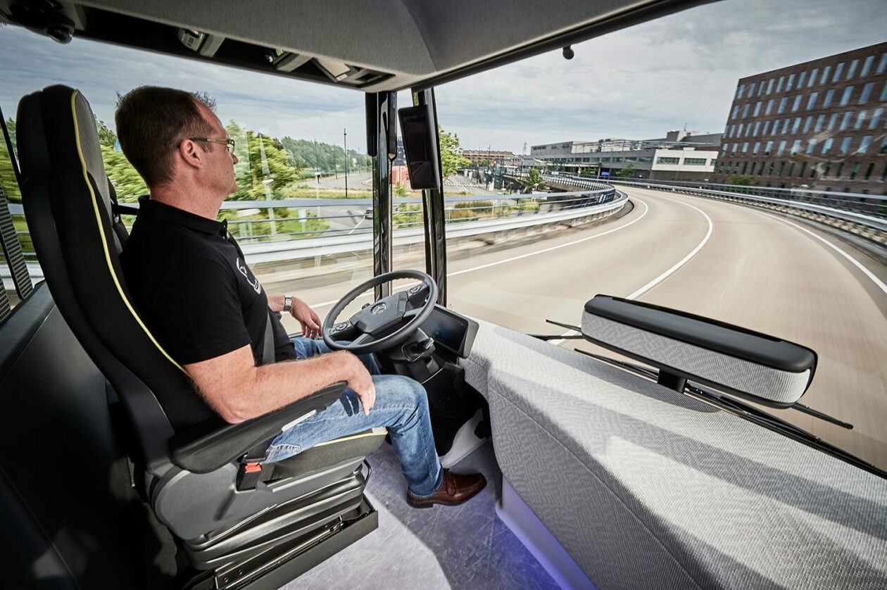 Daimler Buses apresenta ônibus urbano de condução autônoma design