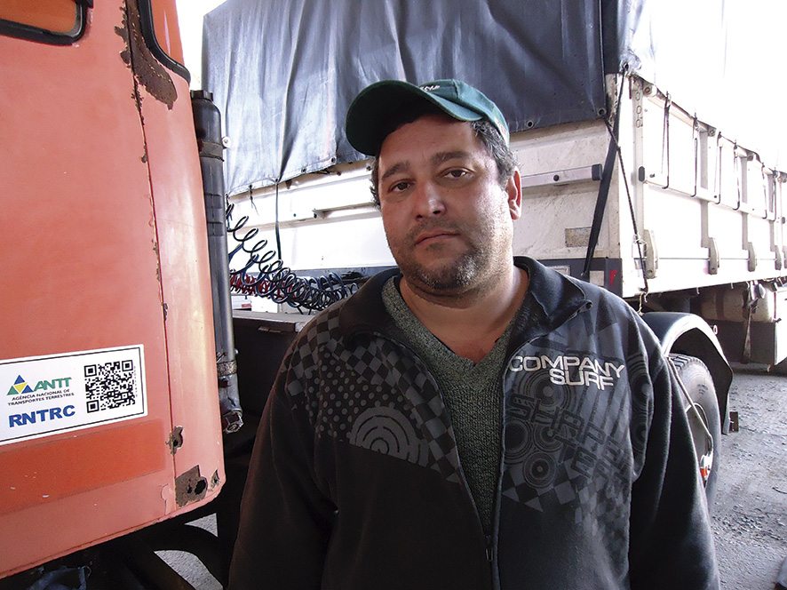 Proprietário de um caminhão fabricado em 1976, o autônomo Edson Rodrigues diz que nunca se interessou pelo câmbio automatizado e pensa em deixar a profissão