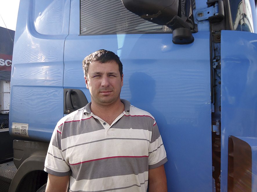 O autônomo Leandro Lopes admite nunca ter dirigido um caminhão com caixa de câmbio automatizada, mas afirma que só ouve elogios nas estradas