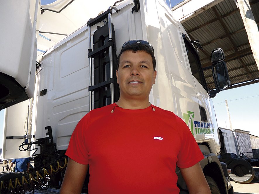 É tudo de bom, afirma Ricardo Ávila que já trabalhou com caminhões automatizados e atualmente dirige um modelo com transmissão mecânica 