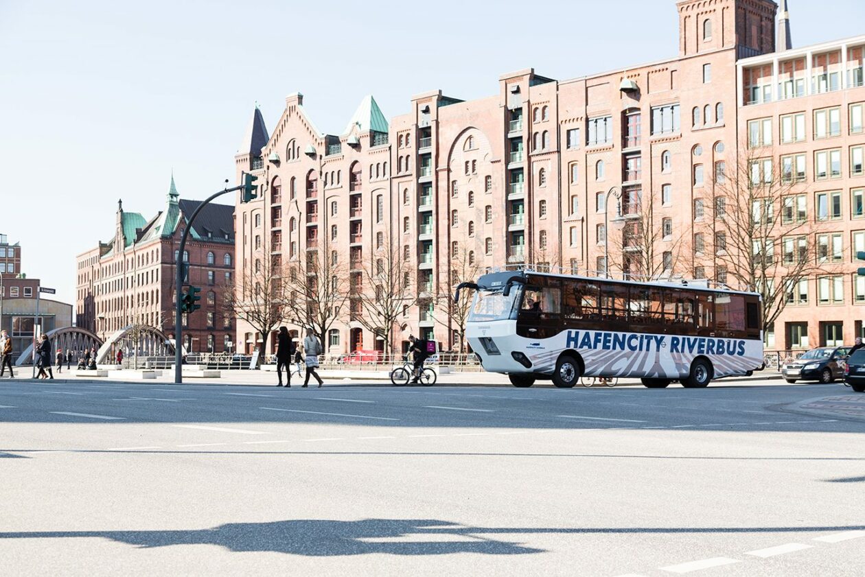 Barco ou ônibus? Conheça o veículo anfíbio da MAN volkswagen-agua2