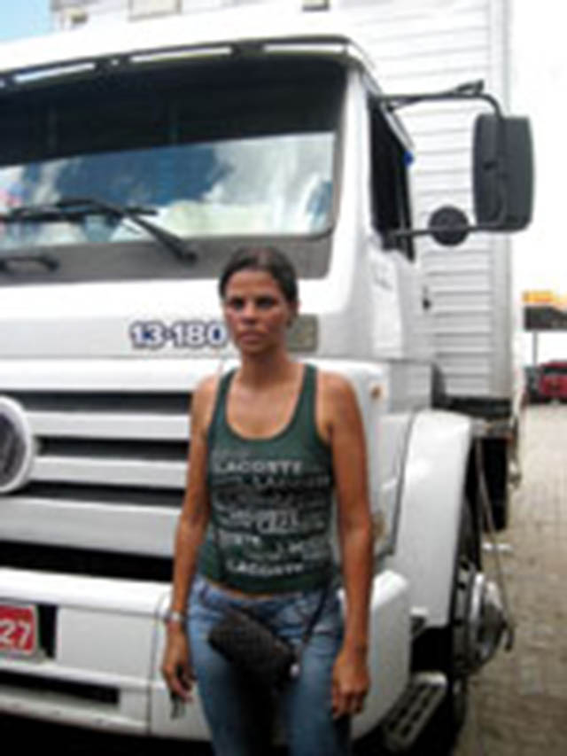 Trabalhando como empregada, Claudecy Araujo espera ganhar mais dinheiro em 2011 e começar  a realizar seu sonho de dirigir o próprio caminhão