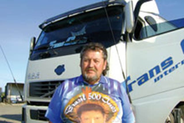 O chileno Manuel Lobos transporta frutas para o Brasil e diz que viaja sempre abaixo do peso para evitar multas e para o caminhão consumir menos combustível