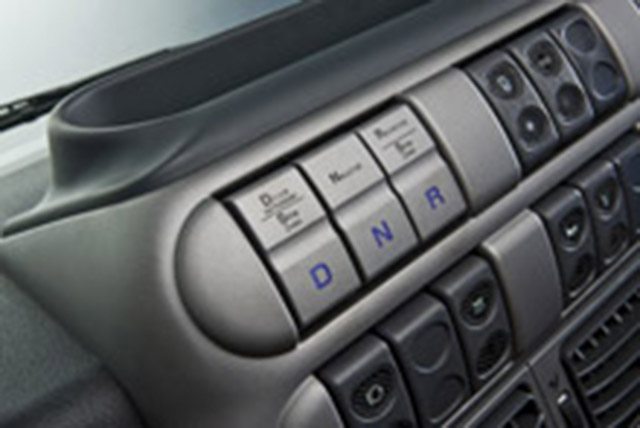Os botões Drive, Neutro e Ré, de acionamento da transmissão, estão posicionados no painel bem à frente do motorista