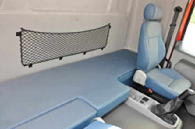 Cabine leito dispõe de espaço para uma cama de bom tamanho e acessórios úteis ao motorista, dentro dos padrões dos caminhões estradeiros