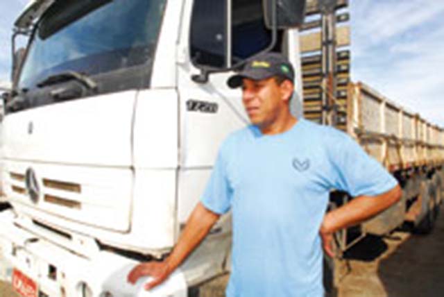 Alencar Martins é empregado, mas acredita que agregado seja um bom negócio, pelo menos onde ele trabalha, pois o combustível e a manutenção são por conta da empresa