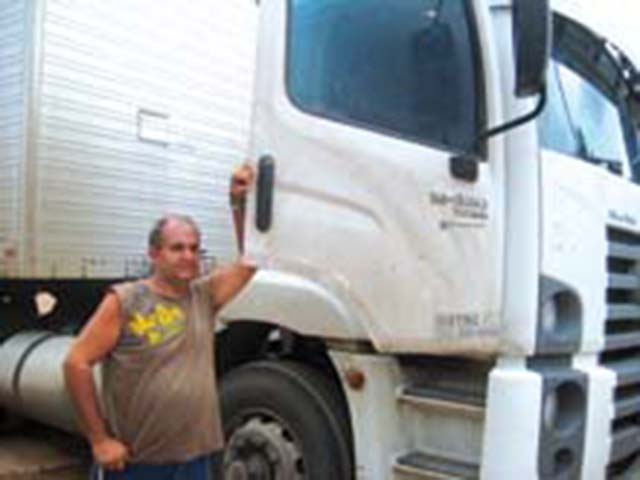 Troca de lonas de freio ou de óleo, Emanuel Augusto de Souza Santana realiza, mas quando se trata da parte mecânica ou eletrônica leva seu caminhão à concessionária