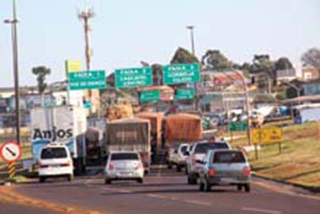 A partir do trevo de Cascavel, em direção a Curitiba, rodovia recebe caminhões vindos de Mato Grosso, pela BR-163, e passa a ter fluxo mais intenso de veículos pesados