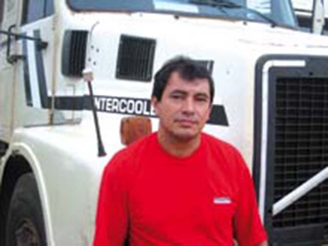 Dono de um caminhão fabricado em 1986, Vanderlei da Cruz faz manutenção em oficina de sua confiança e diz que nunca parou na estrada por motivo de quebra