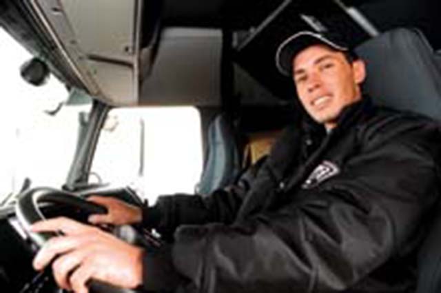 Nossa profissão é muito dura, muita gente pensa que é só subir no caminhão e pegar a estrada, comenta o jovem carreteiro Magno Júnio Ferreira