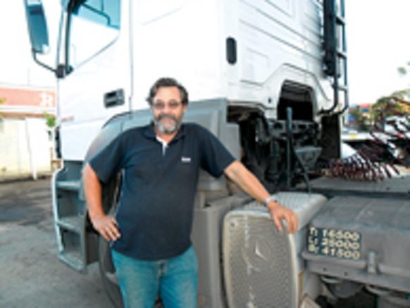 Dirigir com o caminhão na faixa econômica é a maneira de Irani Caglione economizar combustível e poluir menos o meio ambiente