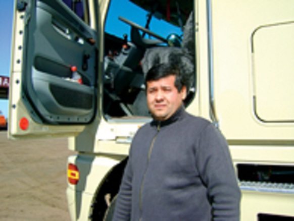 Gosto de aventura A situação é mais complicada no Inverno, quando é preciso usar roupas térmicas, cobertores e carregar bastante alimento no caminhão, comenta Eduardo Allendes